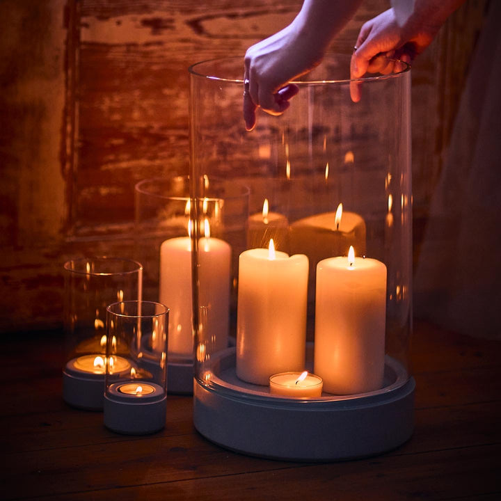 Verschieden Größen Beton Kerzenhalter als Set mit Windlichtsäule im gemütlichen Kerzenschein