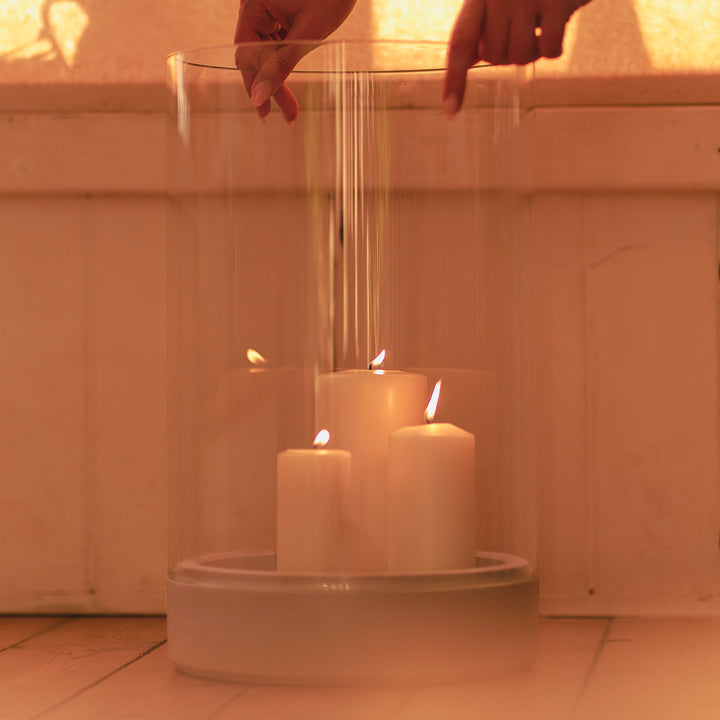 Windlichtsäule aus Beton und Glas mit Kerzen in einem Glaszylinder